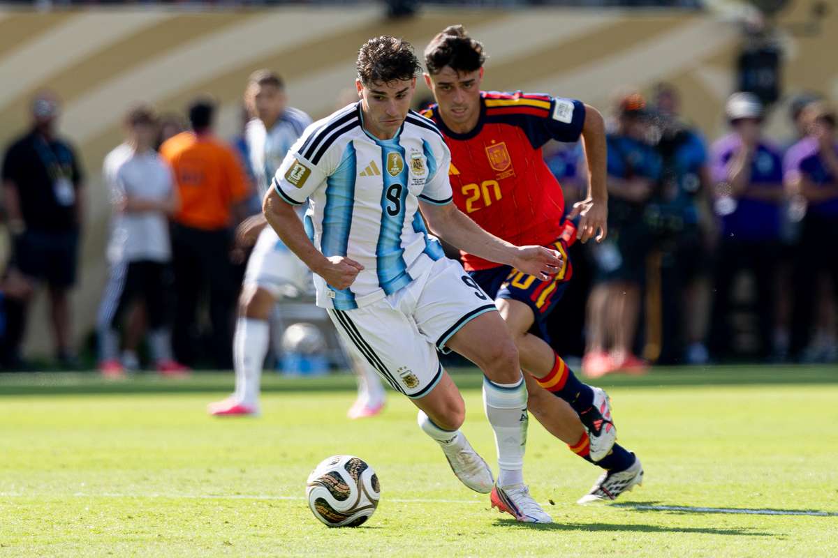 Cu Barcelona Real Madrid Arsenal si PSG pe urmele sale Julian Alvarez se intoarce la antrenamentele lui Atletico Madrid