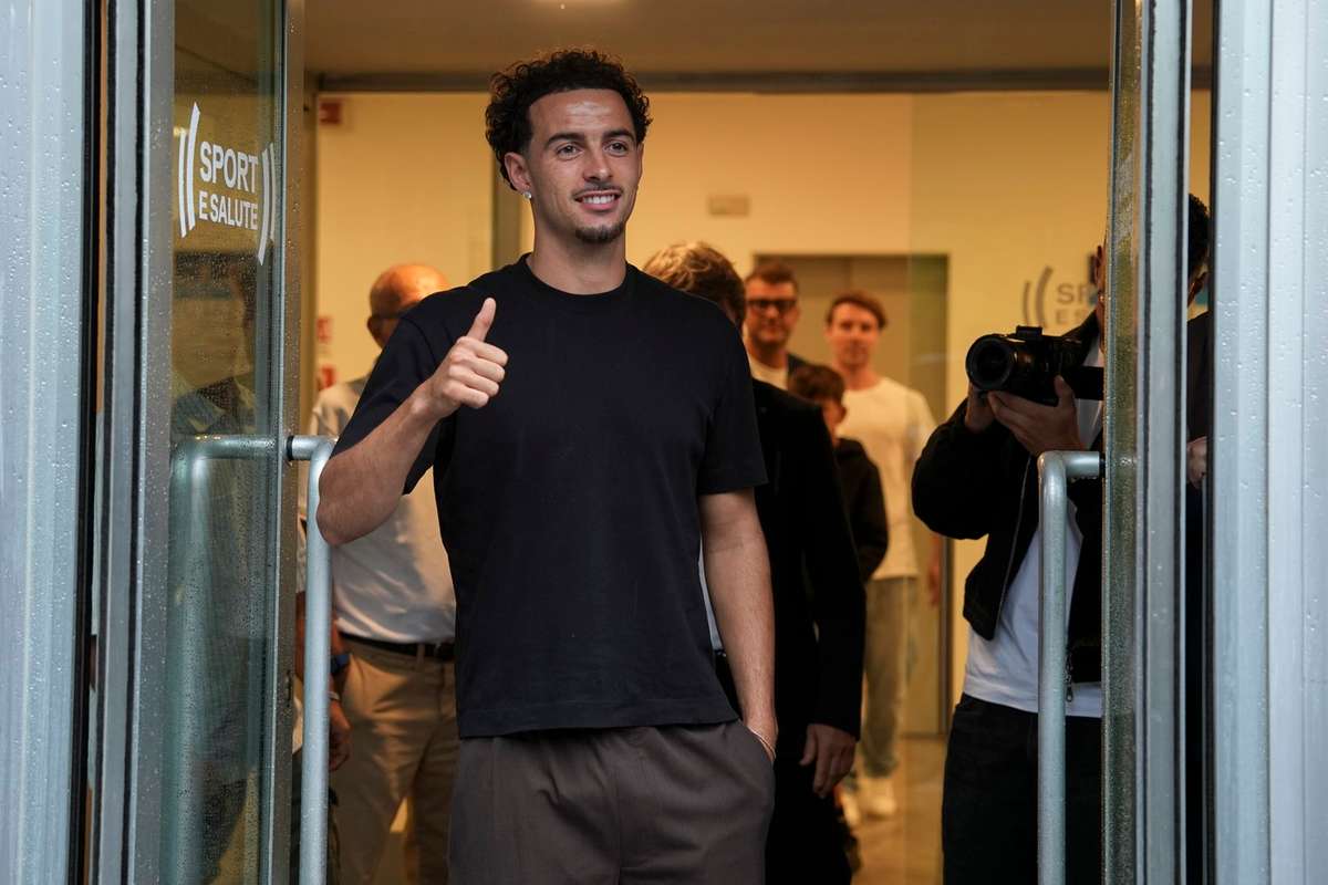 Întăriri pentru Chivu! Inter îl aduce pe mijlocașul Curtis Jones de la Liverpool. 2 Intariri pentru Chivu Inter il aduce pe mijlocasul Curtis Jones de la Liverpool