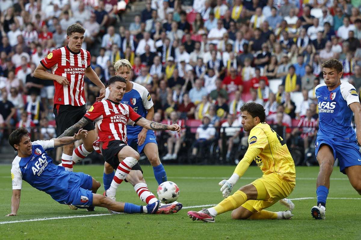 LIVE PSV - AZ Alkmaar: Dennis Man începe titular. PSV joacă cu un om mai puțin din minutul 9. 3 LIVE PSV AZ Alkmaar Dennis Man incepe titular PSV joaca cu un om mai putin din minutul 9
