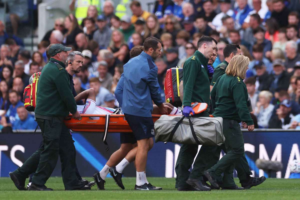 O nouă dramă după dificultățile care i-au afectat cariera! A fost scos de pe terenul din Premier League pe targă 2 O noua drama dupa dificultatile care i au afectat cariera A fost scos de pe terrenul din Premier League pe targa