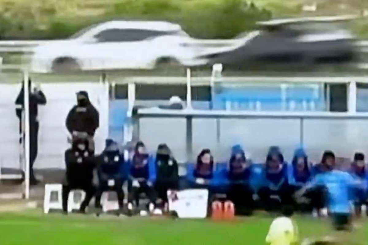 VIDEO Mingea trimisa pe strada in timpul unui meci de liga a doua a cauzat un accident rutier