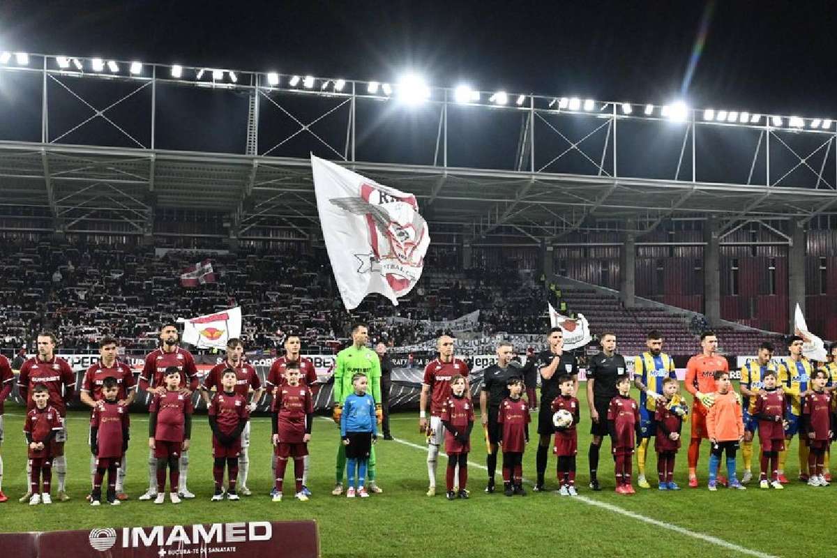 Accidentare severă la Petrolul - Rapid! Fotbalistul a părăsit stadionul cu ajutorul cârjelor. 2 accidentare severa la petrolul rapid fotbalistul a parasit stadionul cu ajutorul carjelor