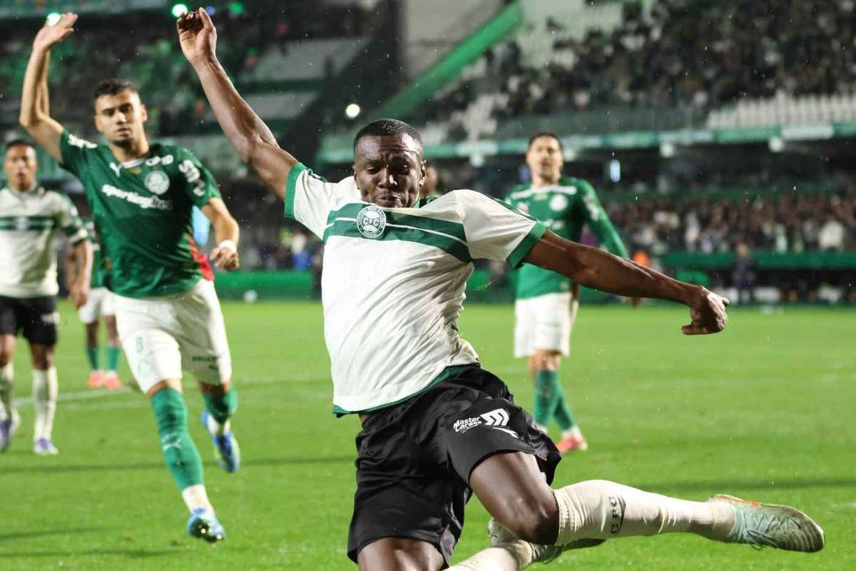 video moment incredibil in brazilia a sarbatorit un gol a cazut intr un pasaj si s a accidentat