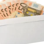 Doi profesori din Pitești, reținuți pentru mită: cereau bani ca să promoveze studenții
