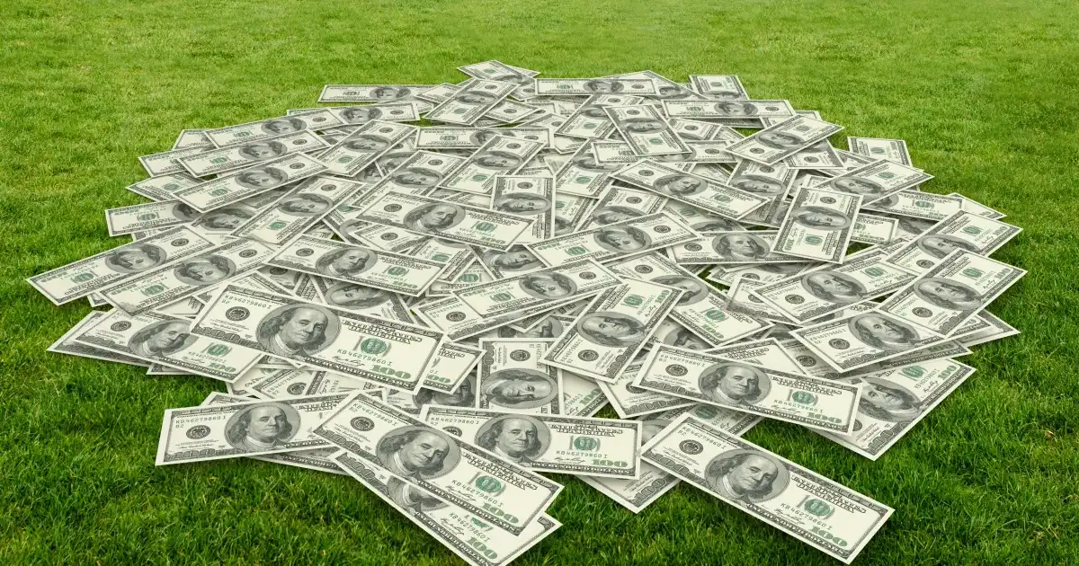 Dolarul, cel mai mare avans față de euro din 14 luni. Impactul pentru România