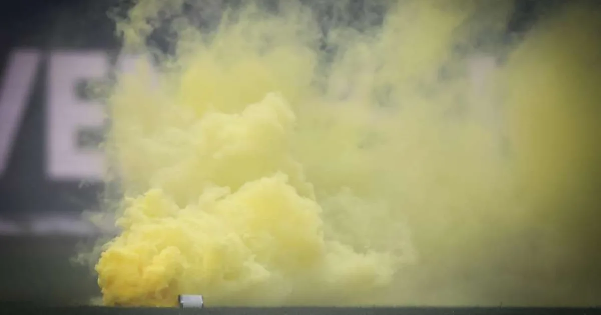 Fanii au întrerupt meciul rivalei din Cupa Danemarcei cu fumigene aruncate în afara arenei 2 Fanii au întrerupt meciul rivalei din Cupa Danemarcei cu fumigene aruncate în afara arenei