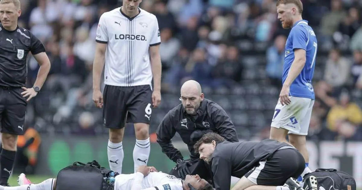 Panică la Derby - Birmingham. Henrik Meister s-a prăbușit pe teren și a fost scos pe targă