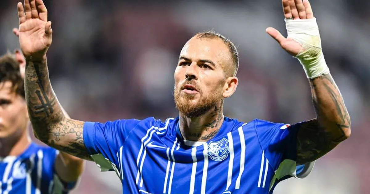 Scandal la pauză în Dinamo - Farul: Alibec, eliminat după ce l-ar fi lovit pe Armstrong 2 Scandal la pauză în Dinamo - Farul: Alibec, eliminat după ce l-ar fi lovit pe Armstrong
