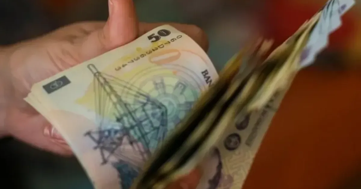 Veniturile nu acoperă cheltuielile. O treime din banii românilor ajung pe taxe și mâncare