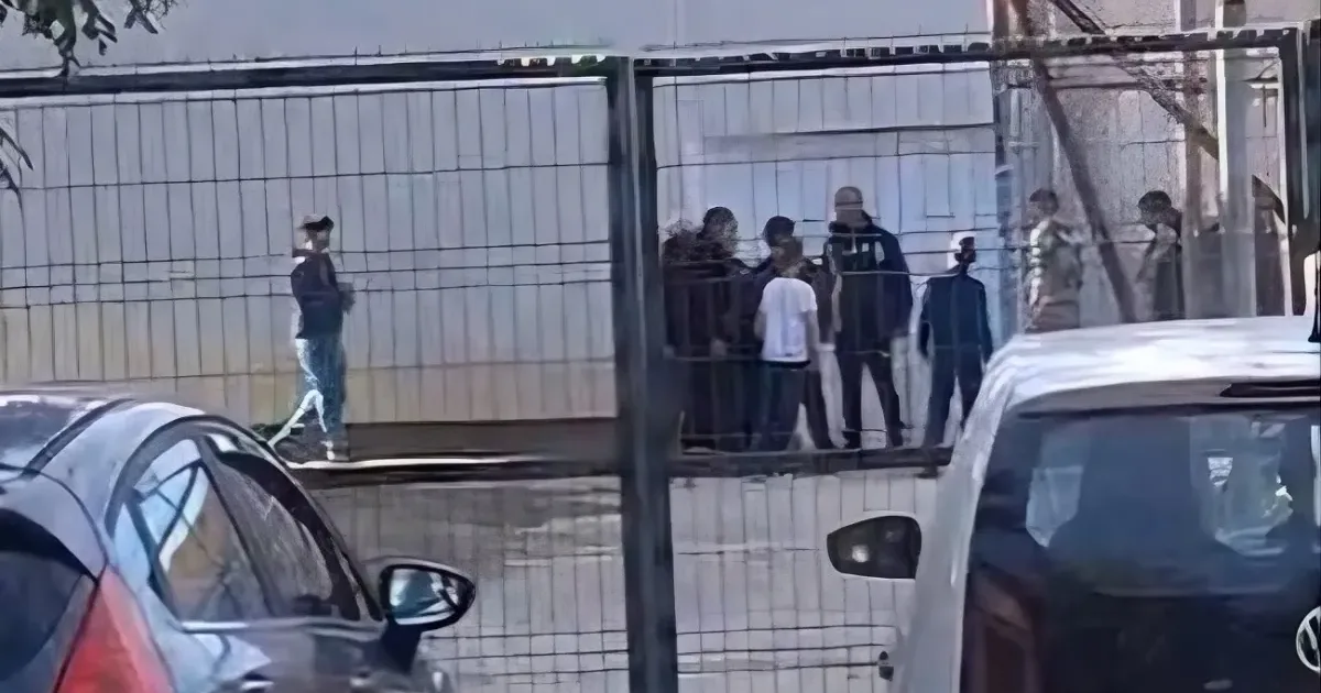 Bătaie la școală în Timișoara: părinții au sărit la profesor, scandalul a fost filmat 3 Bătaie la școală în Timișoara: părinții au sărit la profesor, scandalul a fost filmat
