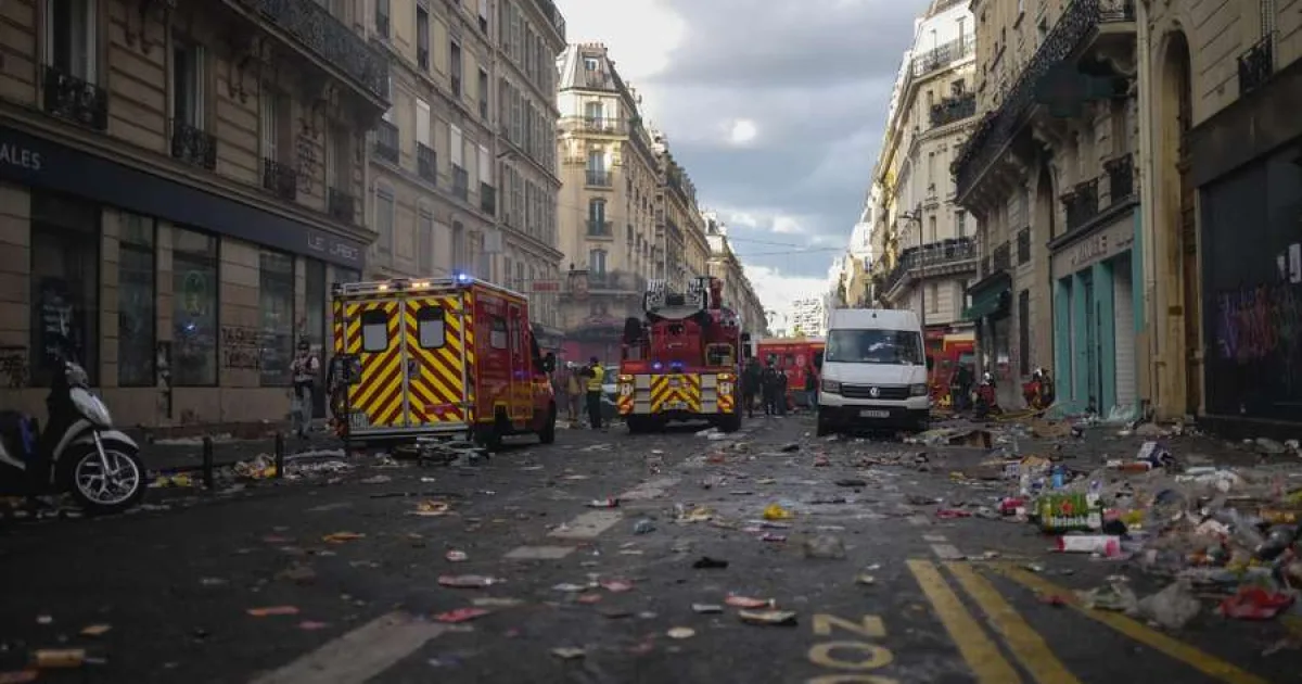 Ceața și revoltele din Paris îngreunează misiunea Barcelonei în Liga Campionilor 2 Ceața și revoltele din Paris îngreunează misiunea Barcelonei în Liga Campionilor