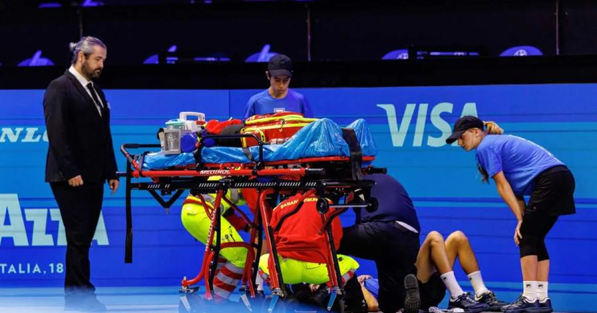 Copil de mingi, scos cu targa în timpul meciului Medvedev – Mannarino 2 Copil de mingi, scos cu targa în timpul meciului Medvedev – Mannarino