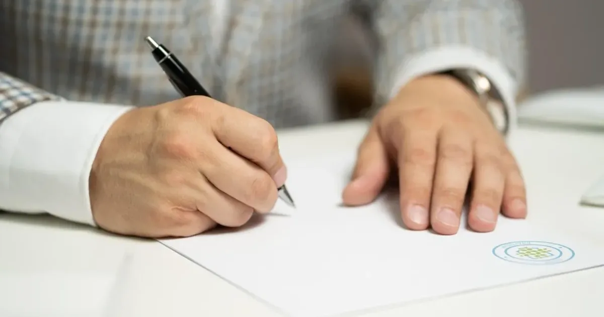 Micii întreprinzători se opun ca firmele să facă toate contractele doar cu avocați