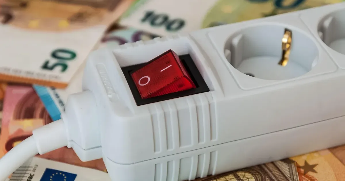 Peste 3.000 de firme și instituții publice, rămase fără furnizor de energie 2 Peste 3.000 de firme și instituții publice, rămase fără furnizor de energie