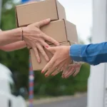 Salariile curierilor în 2026. Cât cresc veniturile de Black Friday și sărbători
