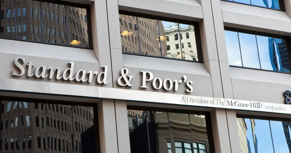 S&P decide astăzi ratingul României. Ce ar însemna retrogradarea la junk