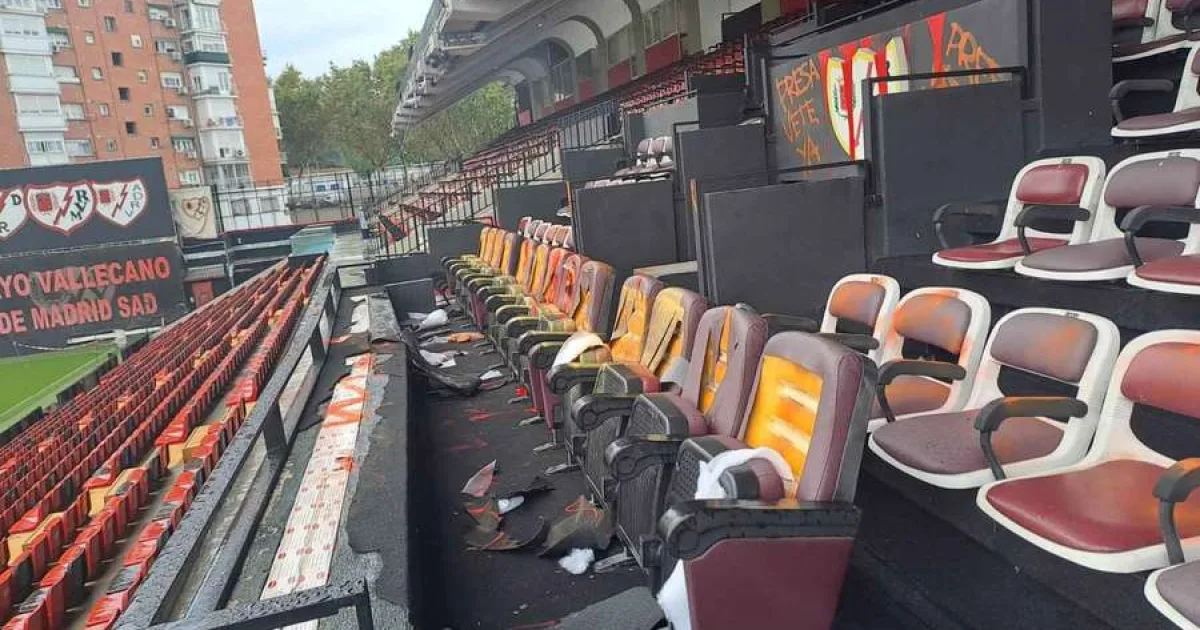 Stadionul unde evoluează Rațiu, vandalizat! Loja oficială, distrusă 3 Stadionul unde evoluează Rațiu, vandalizat! Loja oficială, distrusă