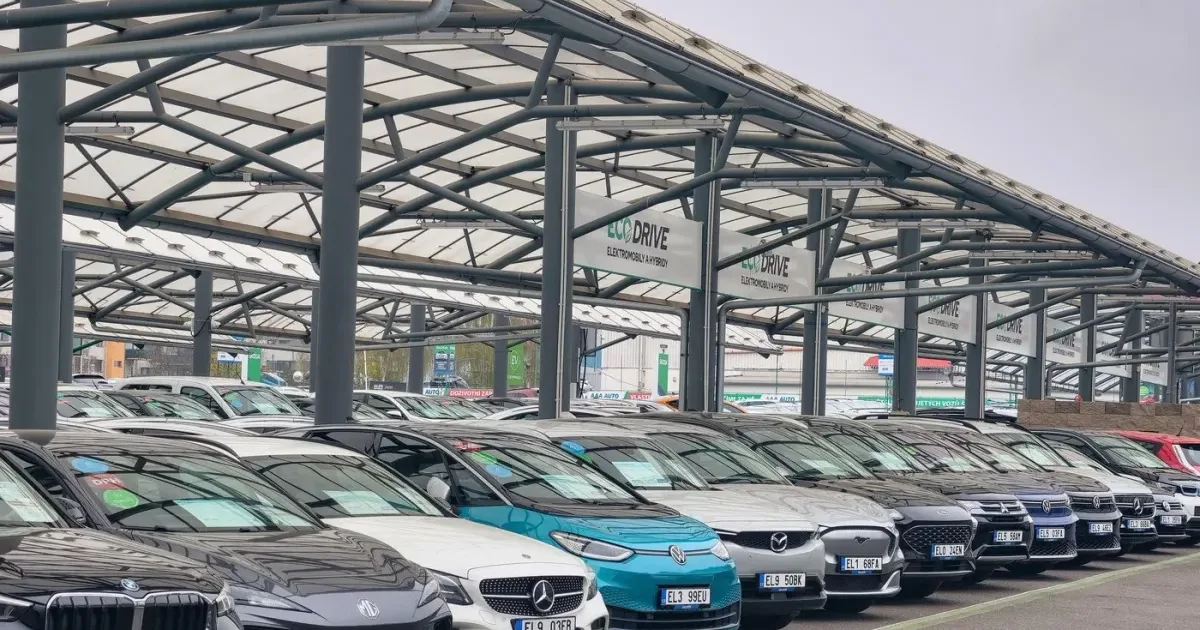 Vânzările globale de mașini pe benzină scad sub 50% pentru prima dată