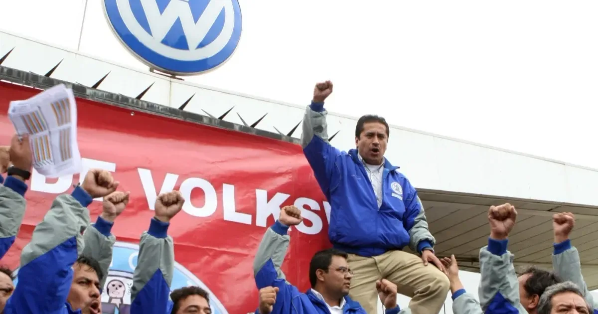 Volkswagen renegociază contractele a peste 100.000 de angajați